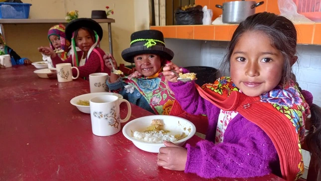 La alimentación escolar y su contribución a la salud y educación de los niños